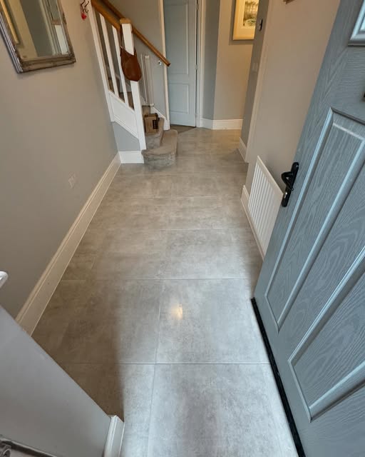 Large format grey porcelain hallway floor